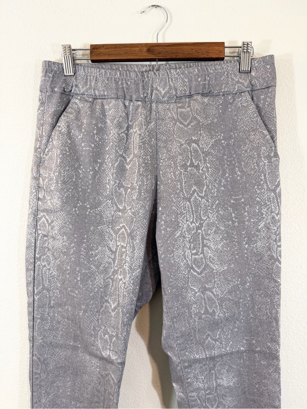 Bevy Flog Metallic Gray Snake Print Pull On Pants Size 30 Stretch Waist Designer - Picture 2 of 10